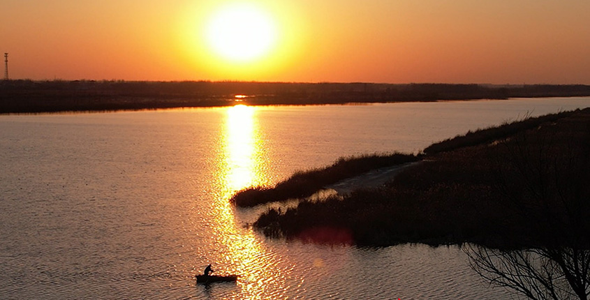 North China's Baiyangdian Lake bathed in golden light of sunset